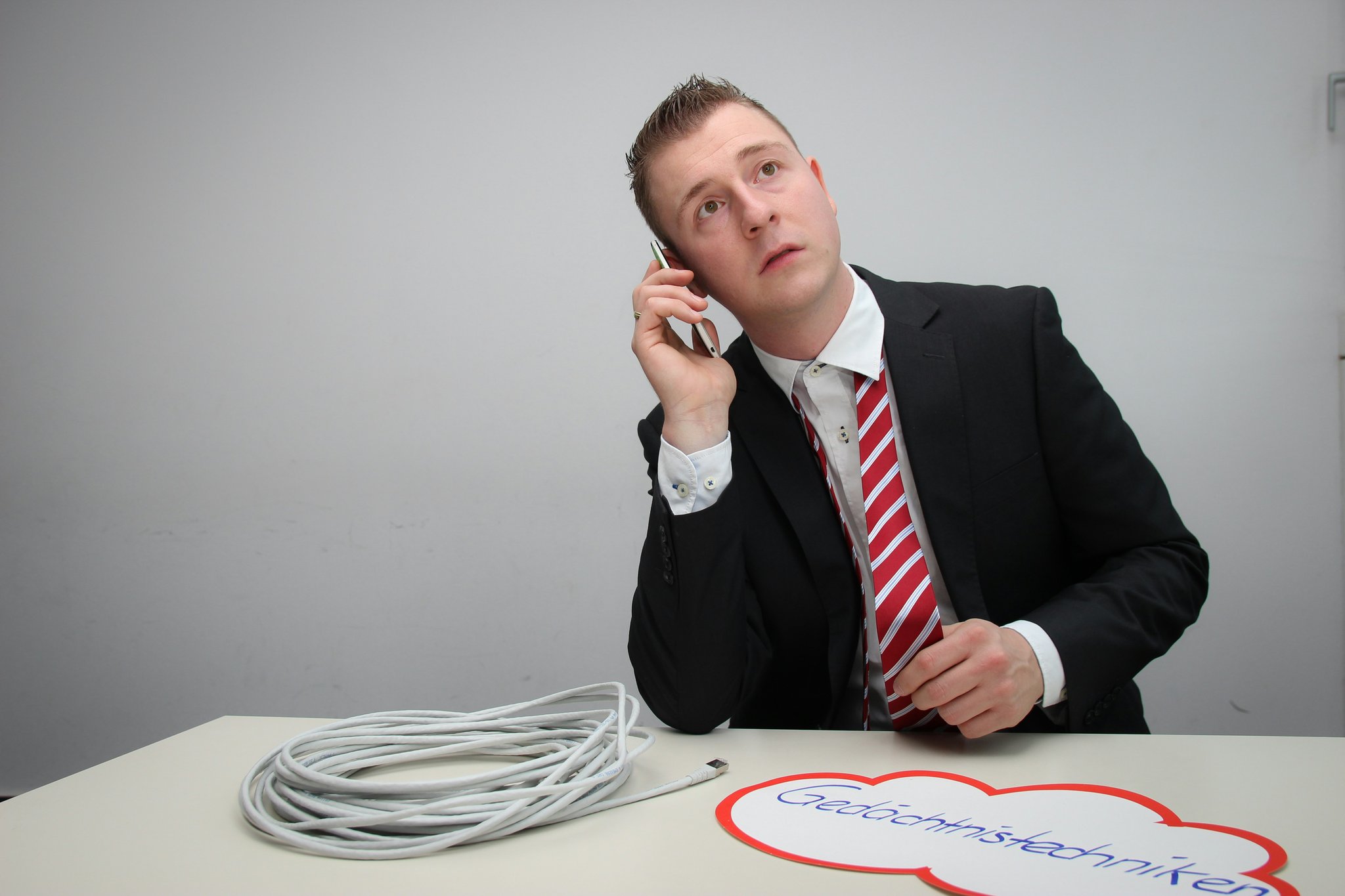 Comparison table displaying dos and don'ts for negotiating freelance rates